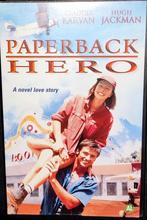 Paperback Hero VHS ex-rental, Cd's en Dvd's, VHS | Film, Ophalen of Verzenden, Zo goed als nieuw, Vanaf 16 jaar