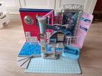 Barbie studio, badkamer, tuinset + barbies met kleding, Ophalen, Zo goed als nieuw, Barbie