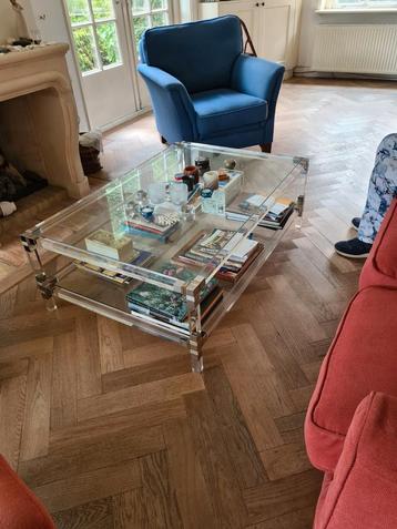 Glazen salontafel met extra plank beschikbaar voor biedingen