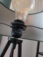 Stijlvolle staande lamp met driepoot voet, Huis en Inrichting, Lampen | Vloerlampen, Gebruikt, Ophalen of Verzenden, Metaal, 150 tot 200 cm