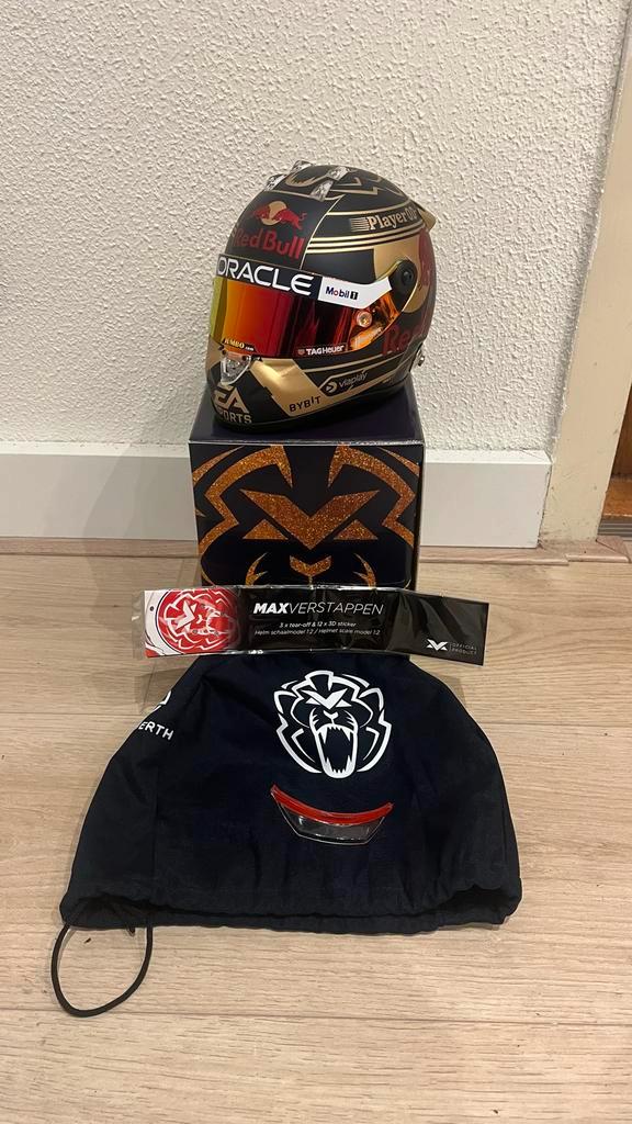 Max Verstappen Helm 1:2 - World Champion 2023, Verzamelen, Automerken, Motoren en Formule 1, Zo goed als nieuw, Formule 1, Ophalen of Verzenden