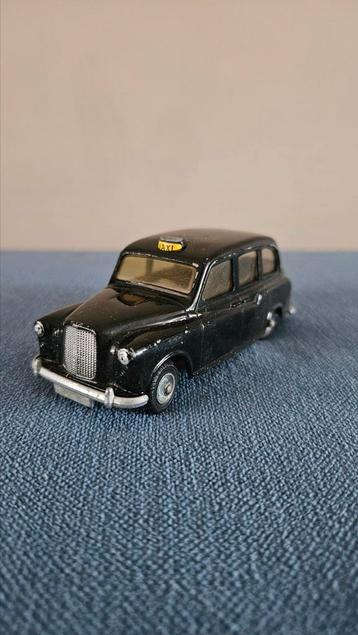 Engelse taxi modelauto beschikbaar voor biedingen