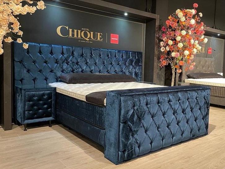 Norma Hotel chicque Boxspring met tv-lift Konings blauw, Huis en Inrichting, Slaapkamer | Boxsprings, Nieuw, Blauw, Ophalen of Verzenden