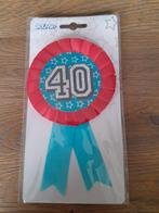 Rozet 40 Jaar - Feestelijke Versiering, Hobby en Vrije tijd, Feestartikelen, Ophalen of Verzenden