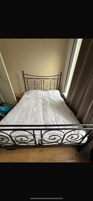 Stalen zwarte bed met matrassen 1.60 mtr