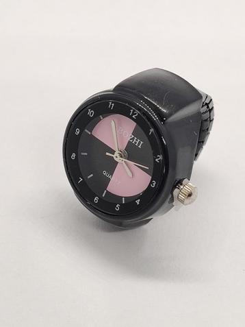 (24) Zwart Retro Ringhorloge Met Zwart/Roze Wijzerplaat beschikbaar voor biedingen
