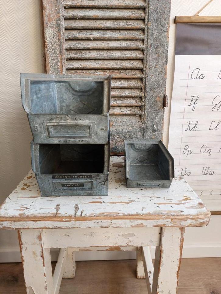 Toffe zinken stapelbakjes of magazijn bakjes, Antiek en Kunst, Antiek | Overige Antiek, Ophalen of Verzenden