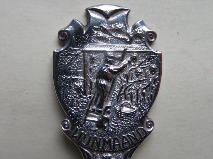 Verzilverd Douwe Egberts lepeltje Wijnmaand (Oktober), Antiek en Kunst, Antiek | Bestek, Verzenden