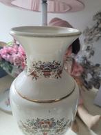 Vintage vaas op voet met decor bloemen, Antiek en Kunst, Curiosa en Brocante, Ophalen of Verzenden