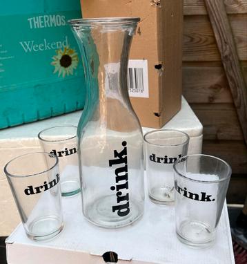 Glazen kan met glazen - Drink! beschikbaar voor biedingen