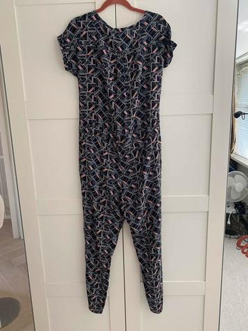 Zwarte jumpsuit met geometrisch patroon beschikbaar voor biedingen