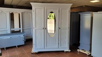 Brocante garderobe kasten, kledingkasten, slaapkamerkasten beschikbaar voor biedingen