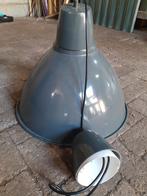 Grijze industriële grote hanglamp lamp, Ophalen of Verzenden, Zo goed als nieuw, Metaal, Industrieel