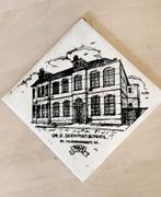 Oude wandtegel van de Boekmanschool Amsterdam 1964, Antiek en Kunst, Antiek | Wandborden en Tegels, Ophalen of Verzenden