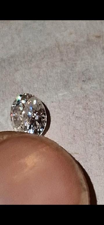 Echte diamant 0,45 karaat. Heldere witte steen beschikbaar voor biedingen