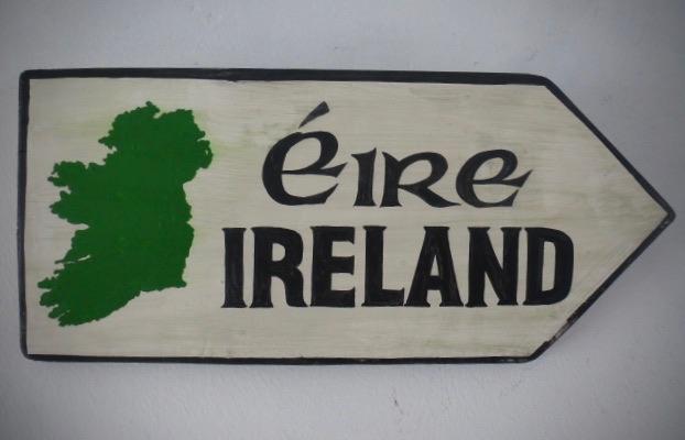 Handgeschilderd Iers tekstbord/pijl/verkeersbord/Ierland, Huis en Inrichting, Woonaccessoires | Wanddecoraties, Nieuw, Ophalen of Verzenden