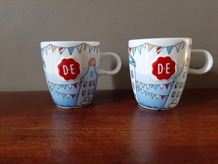 1 Set douwe egberts kopjes afbeelding grachtenpand, Huis en Inrichting, Keuken | Servies, Zo goed als nieuw, Kop(pen) en/of Schotel(s)