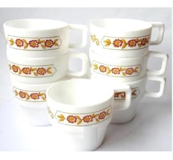 7 stapelbare kopjes En 6 schoteltjes Arcopal France vintage beschikbaar voor biedingen