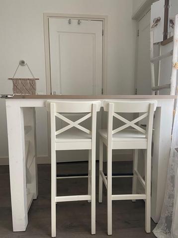 Houten tafel en stoelen beschikbaar voor biedingen