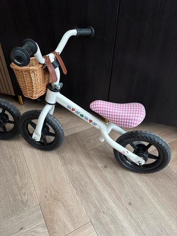 Twee loopfietsjes tweeling + mandjes beschikbaar voor biedingen