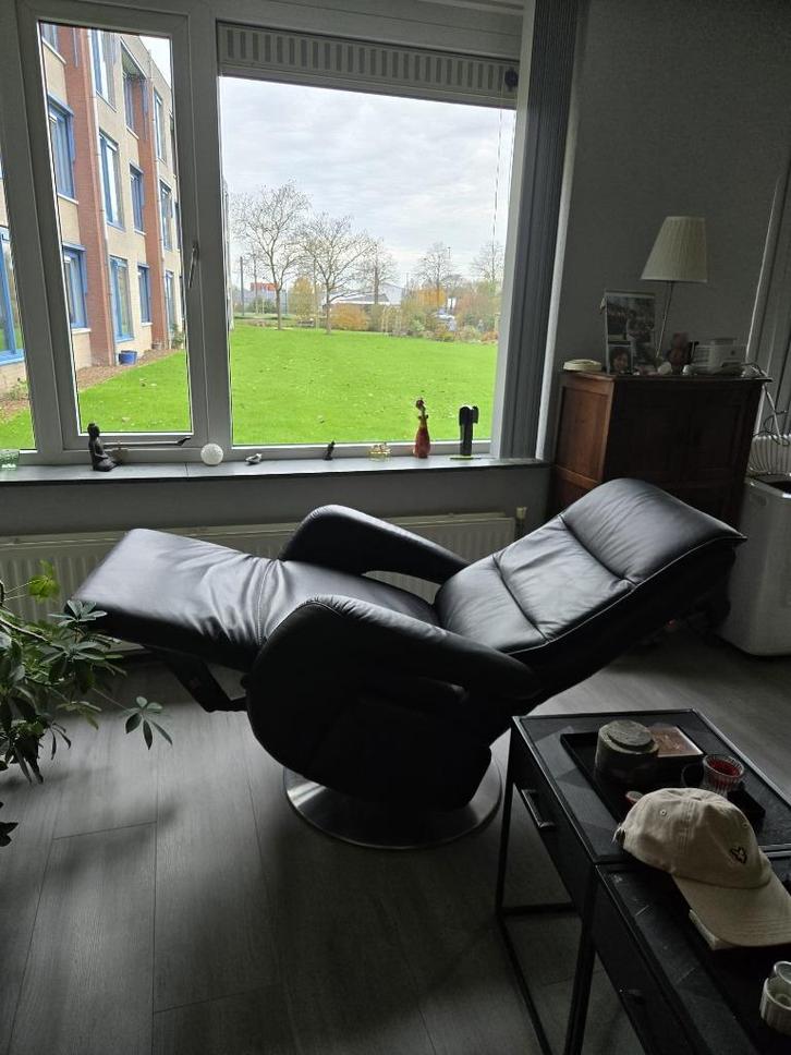 Elektrische senioren comfortstoel zwartleer met uitstap hulp, Huis en Inrichting, Stoelen, Gebruikt, Eén, Leer, Zwart, Ophalen