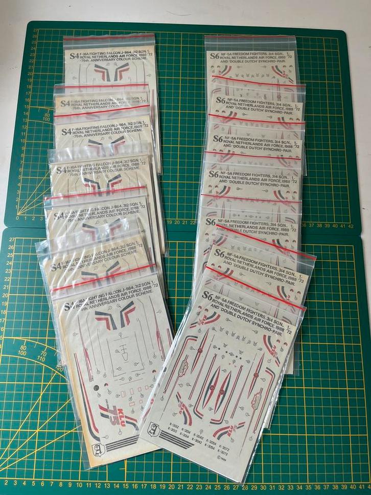 Partij Almark Decals 1/72 van NF-5 en F-16 75 jaar KLU, Hobby en Vrije tijd, Modelbouw | Vliegtuigen en Helikopters, Zo goed als nieuw