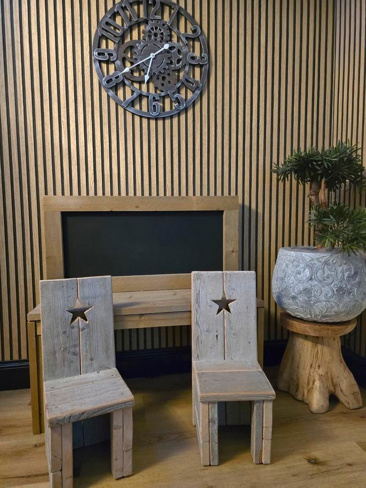 Houten Krijtbord met Stoeltjes - Cadeau Idee!, Kinderen en Baby's, Speelgoed | Speeltafels, Zo goed als nieuw, Ophalen