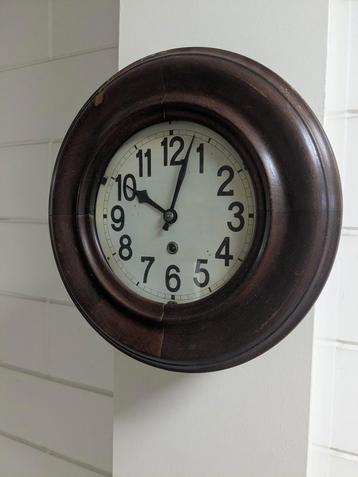 Antieke school klok, pub klok. Loopt perfect! beschikbaar voor biedingen