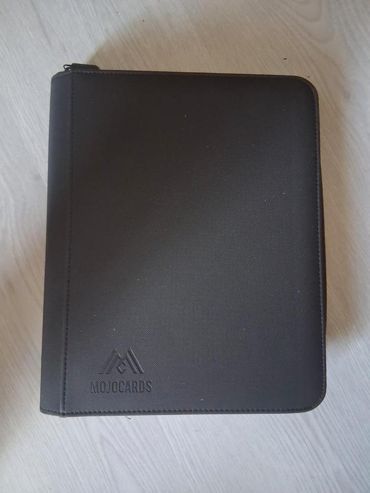 MojoCards Toploader Binder - Zonder Kaarten, Hobby en Vrije tijd, Verzamelkaartspellen | Overige, Zo goed als nieuw, Overige typen