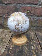 Kleine wereldbol op houten voet globe vintage, Huis en Inrichting, Woonaccessoires | Wereldbollen, Ophalen of Verzenden, Zo goed als nieuw