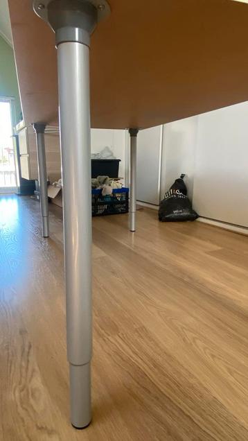 Bureau met verstelbare poten beschikbaar voor biedingen