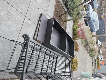 Billy kast donkerbruin en tafel