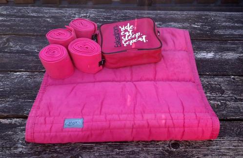 QHP dekje Fuchsia met Eskadron bandages, Dieren en Toebehoren, Paarden en Pony's | Dekens en Dekjes, Gebruikt, Dekje, Ophalen of Verzenden
