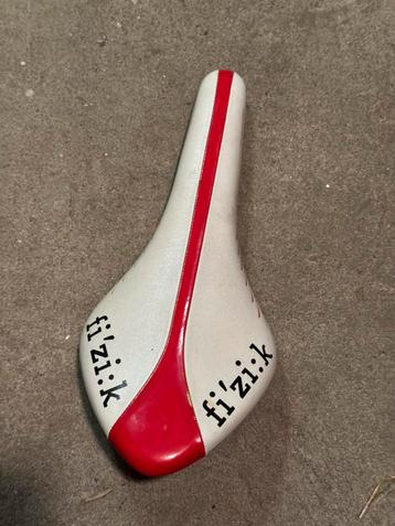 Fizik Arione zadel – wit/rood – topcomfort en lichtgewicht beschikbaar voor biedingen