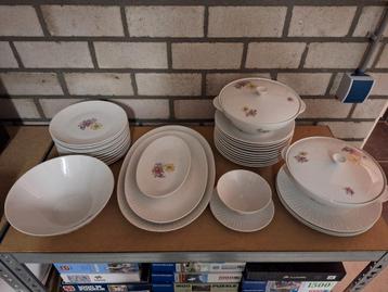 Servies van Hutschenreuther met bloemetjes, vintage beschikbaar voor biedingen