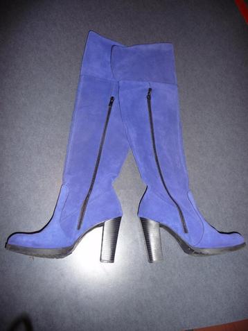 Zeer mooie blauwe  Dames Suede hoge laarzen beschikbaar voor biedingen