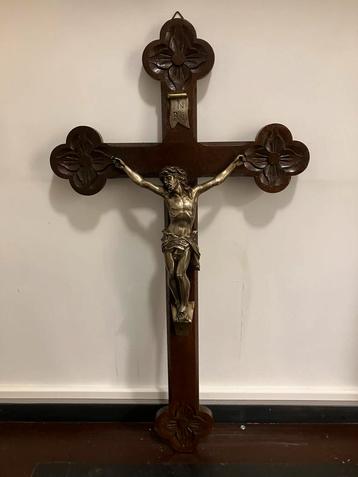 Kruis van antiek hout beschikbaar voor biedingen