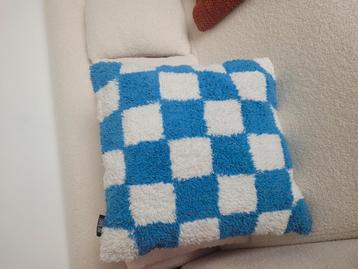 Blauw-wit checked sierkussen ByBoo beschikbaar voor biedingen