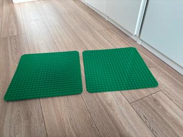 Twee groene Lego bouwplaten beschikbaar voor biedingen