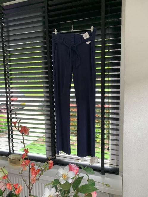 BEELDSCHONE donderblauwe flared broek, travelstof, mt M, Kleding | Dames, Broeken en Pantalons, Zo goed als nieuw, Maat 38/40 (M)