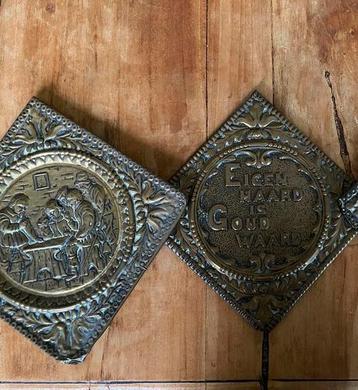 2 wand platen (latoen)(19x19 cm) beschikbaar voor biedingen