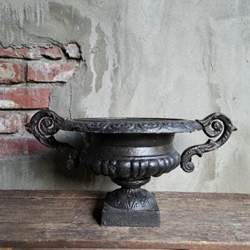 1x Brocante oude gietijzeren vaas met/zonder oren *Etage3* beschikbaar voor biedingen