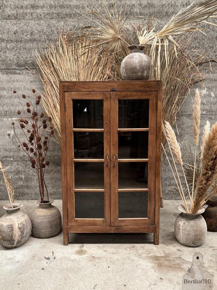 Antieke middelhoge vitrinekast met oud gebobbeld glas, Antiek en Kunst, Curiosa en Brocante, Ophalen of Verzenden