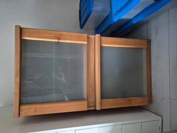 2 nachtkastjes van massief hout en glasdeurtjes  beschikbaar voor biedingen