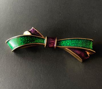 Strik broche beschikbaar voor biedingen
