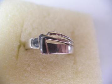 Een mooie Zilveren Fantasie Ring beschikbaar voor biedingen