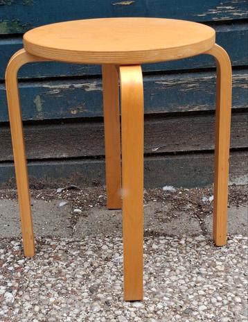 Kruk. IKEA FROSTA. Plywood. Designer Gilles Lundgren.  beschikbaar voor biedingen