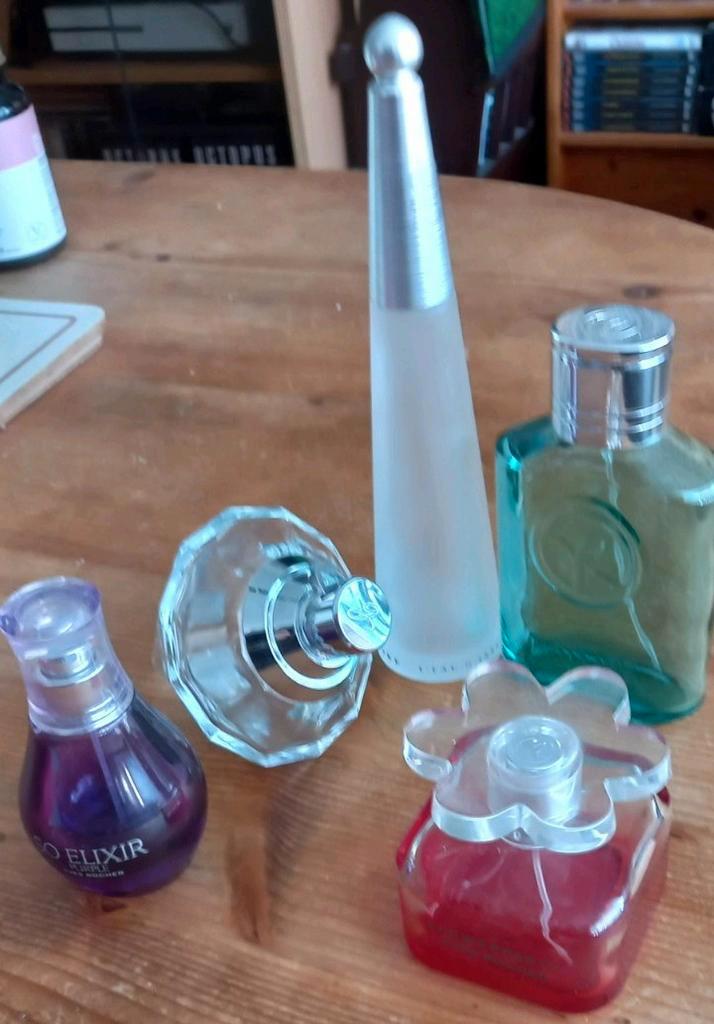 Vijf lege parfumflessen .
Voor decoratie., Verzamelen, Parfumverzamelingen, Zo goed als nieuw, Parfumfles, Ophalen of Verzenden