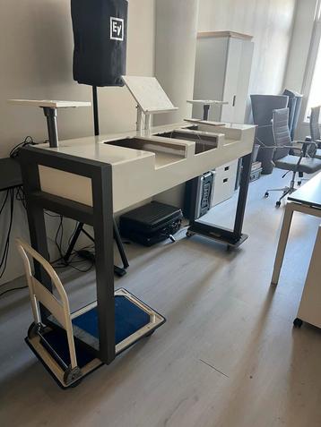 DJ Booth Wit/Alu met LED & Speakers/Laptop Standaard beschikbaar voor biedingen