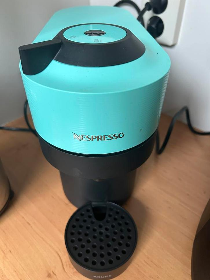Krups Nespresso Vertuo Pop XN9204 (z.g.a.n.), Witgoed en Apparatuur, Koffiezetapparaten, Zo goed als nieuw, Koffiepads en cups